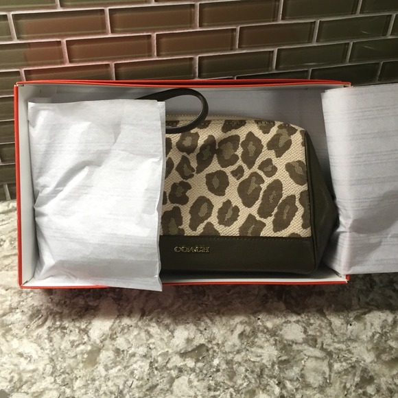 Coach wristlet chestnut Madison ocelot jacquard. - Picture 4 of 4