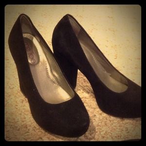 Suede platform pumps.