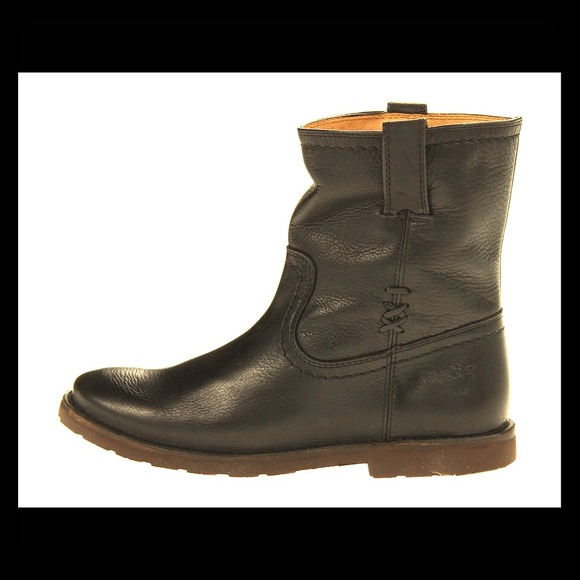 Frye Celia x stitch short sz 8 NWOT