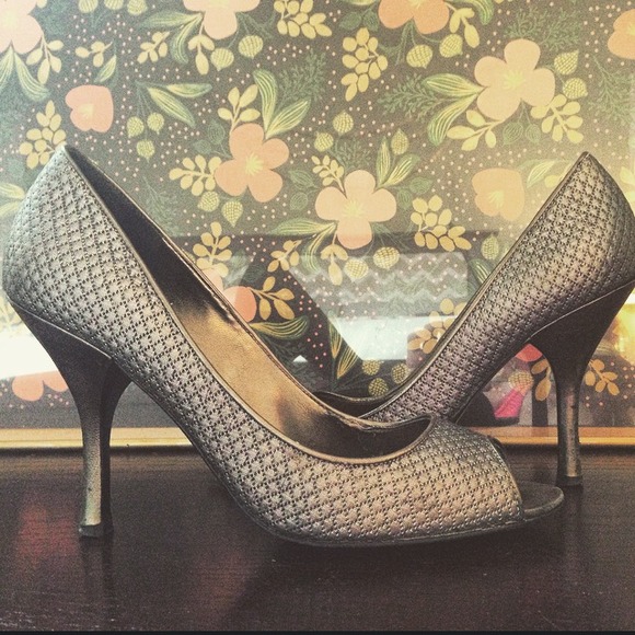 Enzo Angiolini silver quilted peep toe pumps