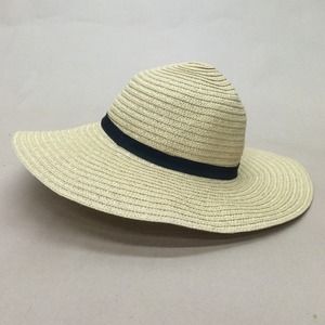 ✨TRADED✨Floppy straw hat by Aldo