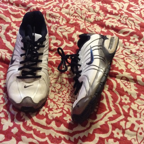 Tennis shoes