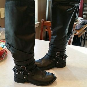 Black boots - to the knee