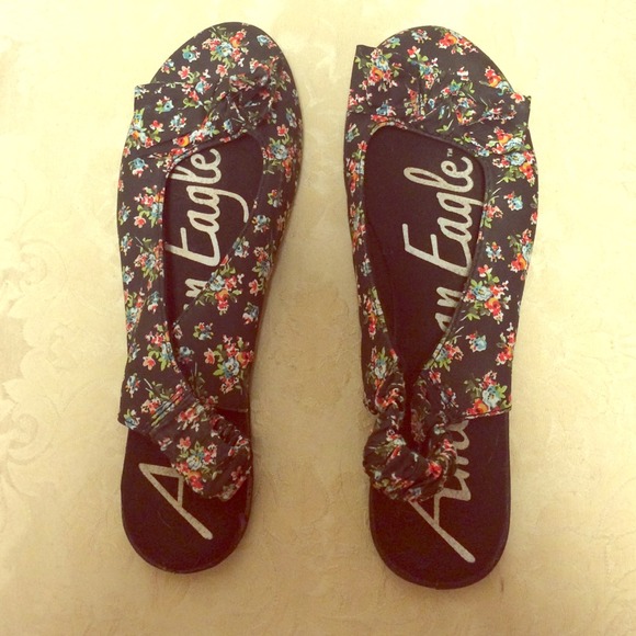 American eagle brand new flower flats!!💕
