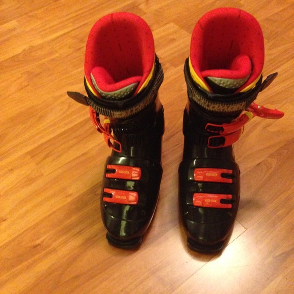 Salon on snowboarding woman boots.