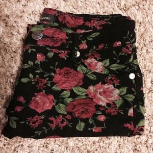 📛-Sold-📛Adorable Floral Rose Print Black Jeggings