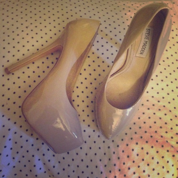Steve Madden nude heels