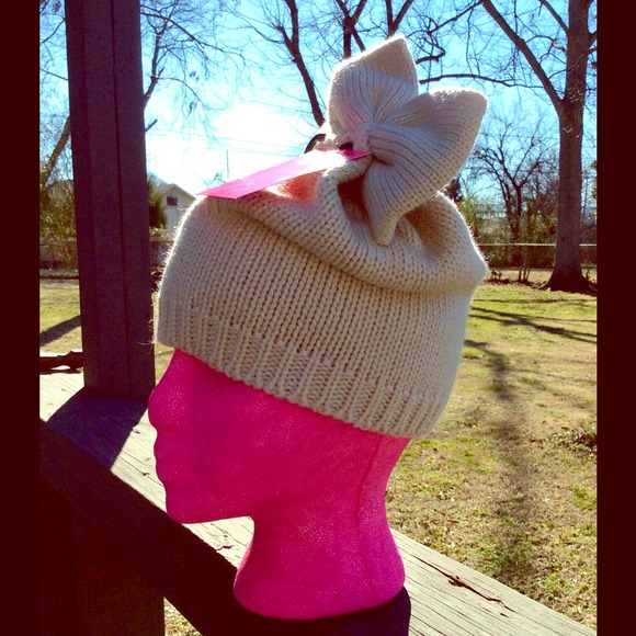 Betsey Johnson Accessories - 🎀 Betsey Johnson Bow Top Boggan Tan BNWT 🎀