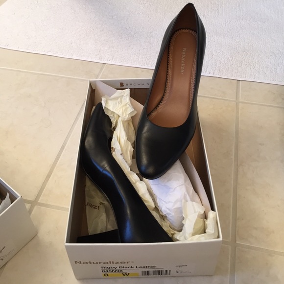 Naturalizer black leather stack heel pumps