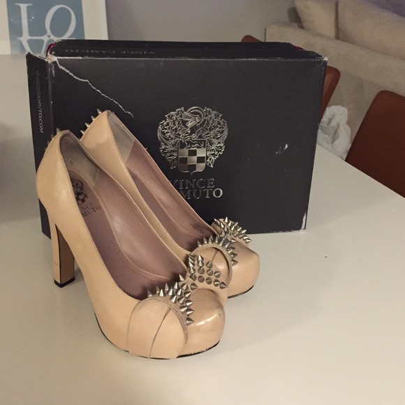 Vince Camuto Nude spiked Pumps Sz 5.5
