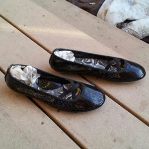 Kelly & Katie Shoes - FLASH SALE! NWT Kelly & Katie Black Patent Flats Kelly & Katie Shoes - FLASH SALE! NWT Kelly & Katie Black Patent Flats