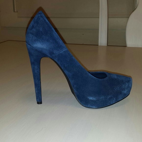 Jessica Simpson pumps