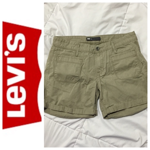 🚫SOLD🚫Levi's khaki shorts
