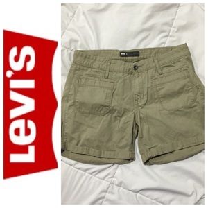 🚫SOLD🚫Levi's khaki shorts