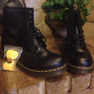 Black 8 eye Matte Dr. Marten boot size 8M/10W