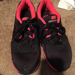 Nike Dual Fusion Sneaker