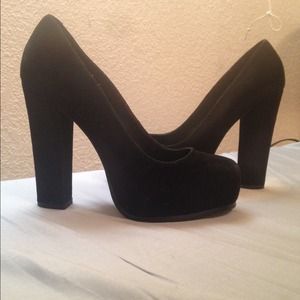 Steve Madden black pumps