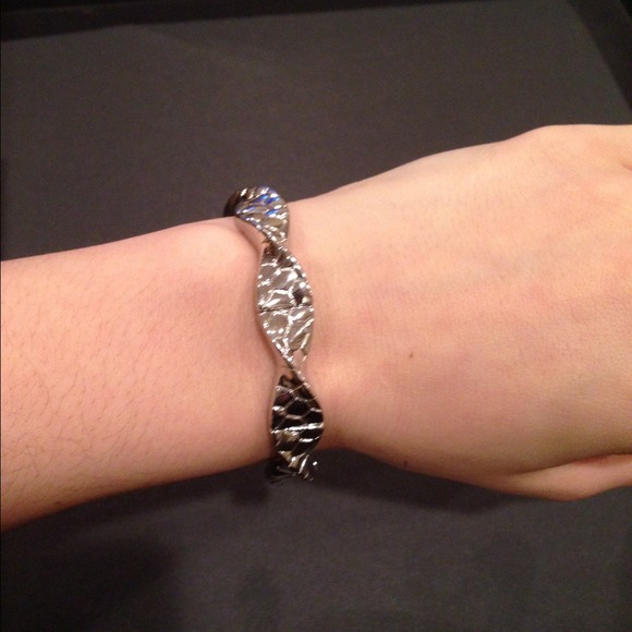 ✨✨SOLD✨✨Lia Sophia silver stretch bracelet