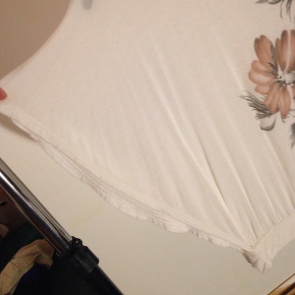 Flowy White Shirt - Picture 3 of 3