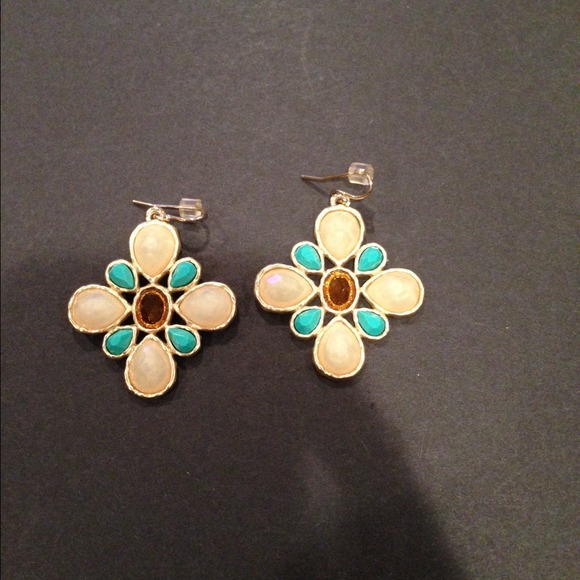 ✨✨SOLD✨✨Banana Republic earrings