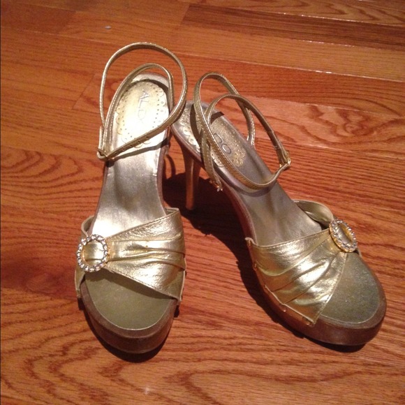 Gold color wooden hills shoes