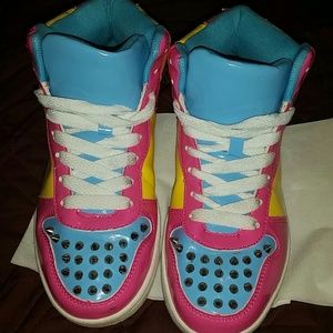 SUPER CUTE Colorblocked spiked sneakers!
