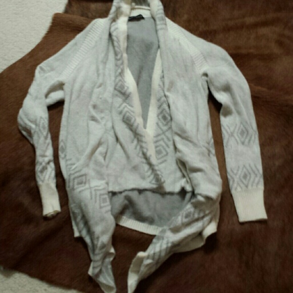SOLD in Bundle White and grey Aztec Cardy Sweater