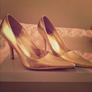 Sexy gold pumps