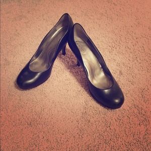 Tahari Collette Black Leather Pumps