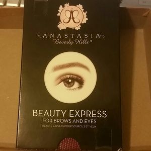 Anastasia Brow Kit for Brunette.  Missing brush