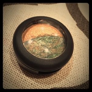 MAC eyeshadow in 'Sweet&Sour'.