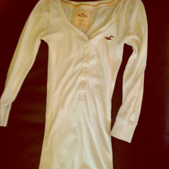 Cute White hollister shirt .. - Picture 1 of 1