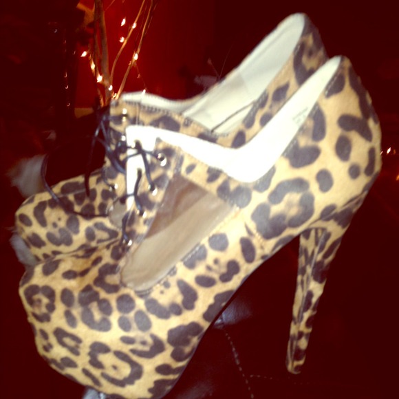 Super cute Cheetah Heel Booties - Picture 1 of 1