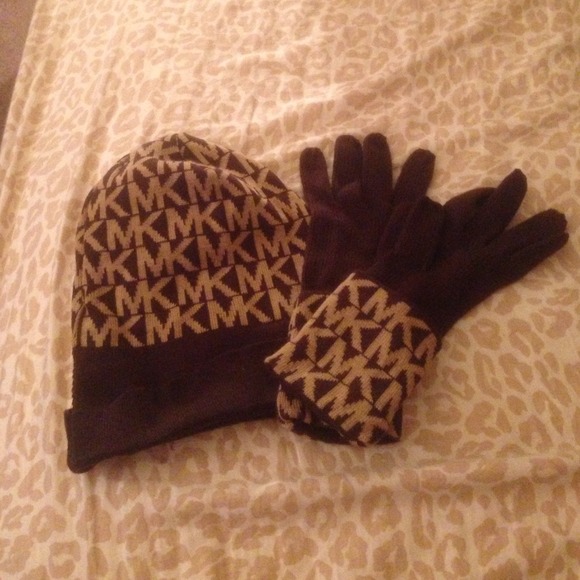 Michael kors hat and glove set