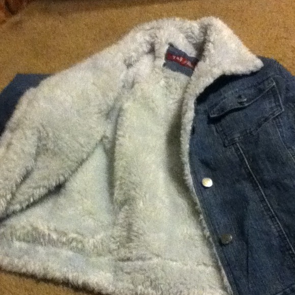 Cute jean jacket - Picture 3 of 4