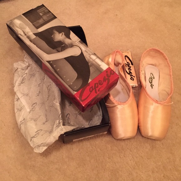BRAND NEW, Capezio pointe shoes!