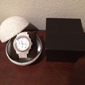 Not Available !!!Michael kors white watch❌traded❌