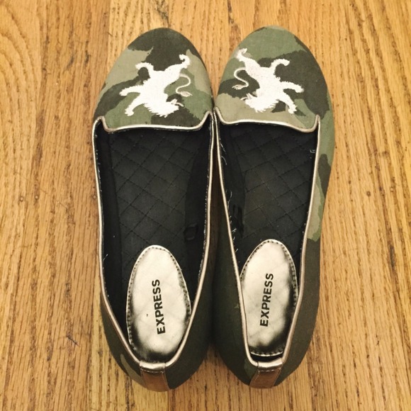 Express camoulflage embroidered lion tuxedo flats