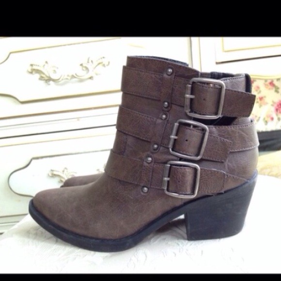 ON HOLD UNTIL THURSDAY Forever 21 boots