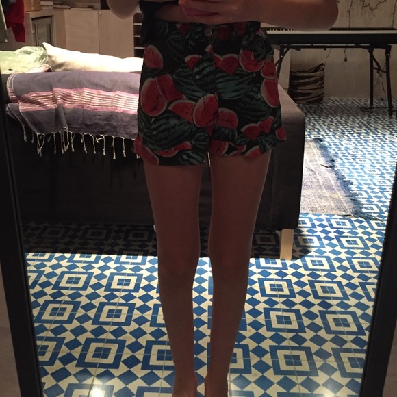 🚫sold🚫AA watermelon shorts - Picture 4 of 4