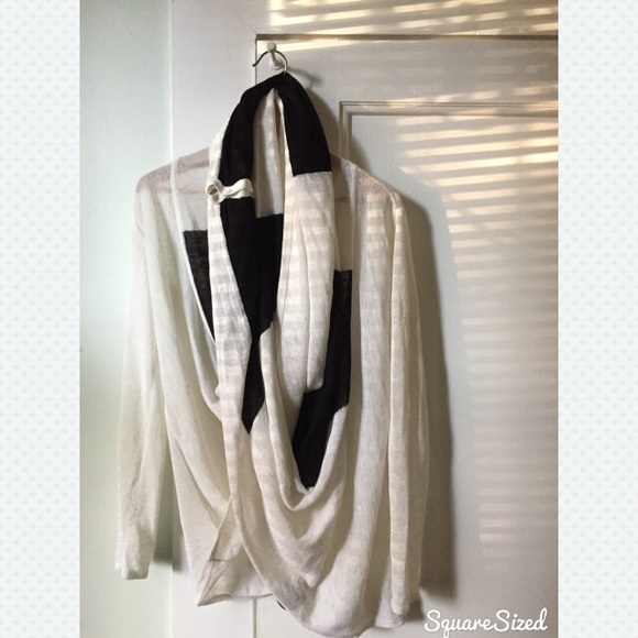 🎉🎉SOLD🎉🎉Alice + Olivia Black and White Sweater