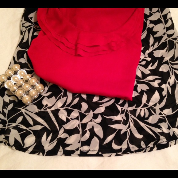 Black & White Floral Trumpet Skirt size S