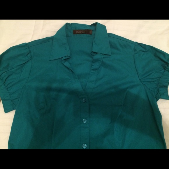Sold in bundle ❌ Green button down shirt - Picture 2 of 2