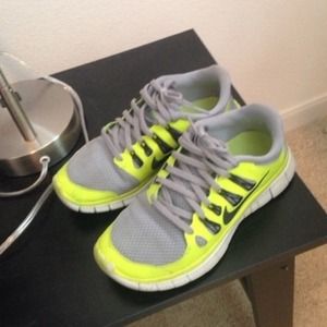Nike running shoes(HOLD)