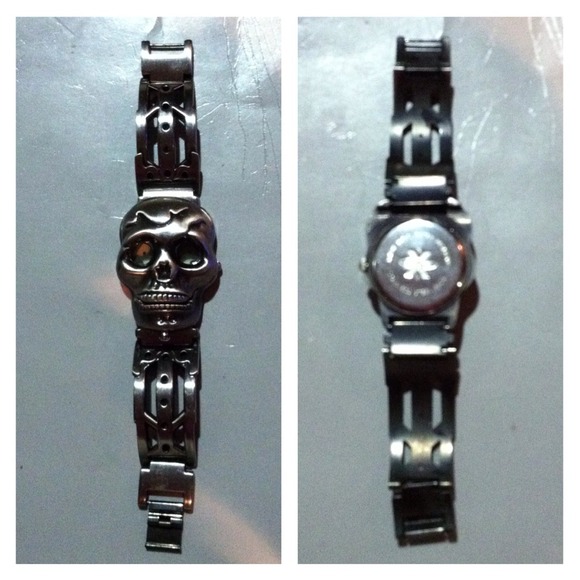 Big Skull Watch W/ Lots Of Novelties & Tricks 💀 - Picture 4 of 4