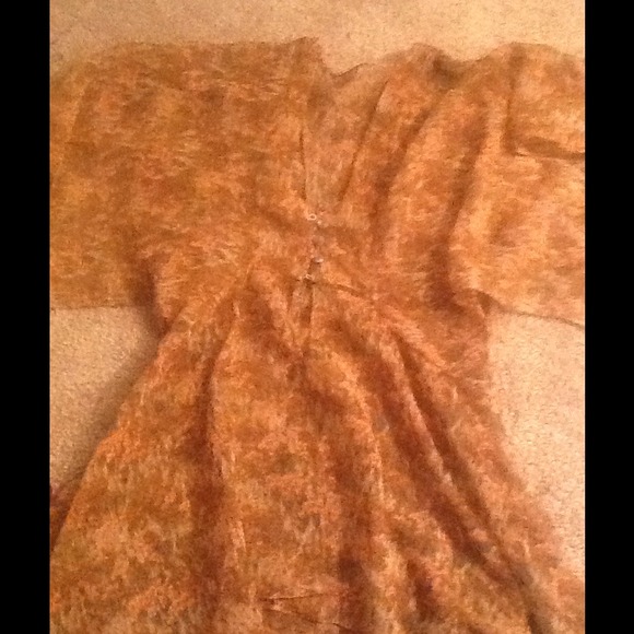 Flow button up top, very cute on