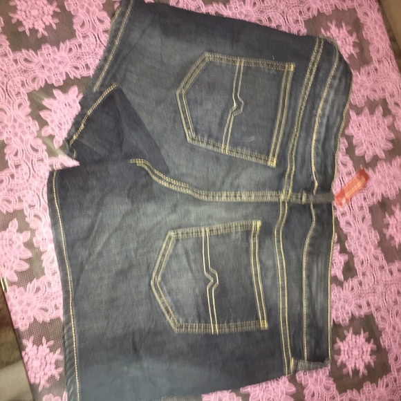 Shorts - Picture 2 of 3