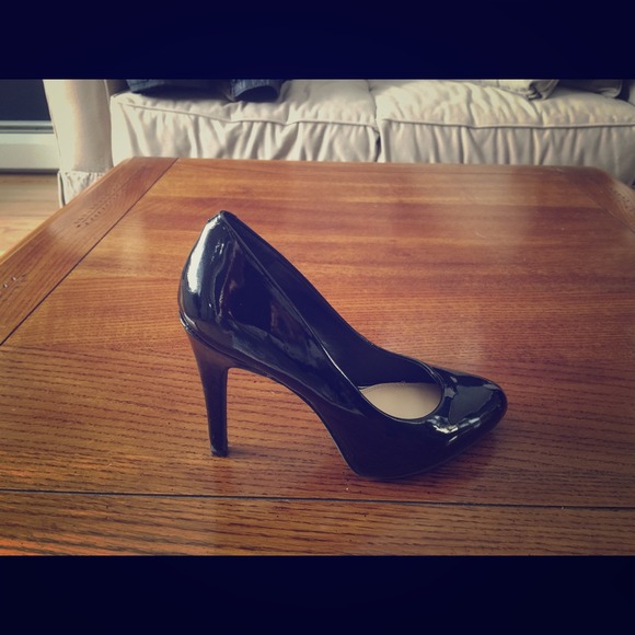 Jessica Simpson black patent hidden platform pumps