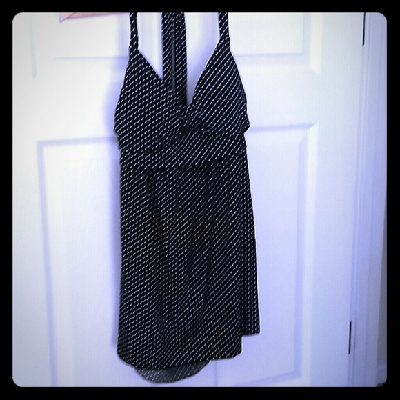 Top with back out. Ties around neck