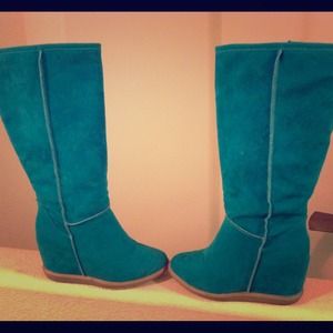 Teal wedge boots 💚